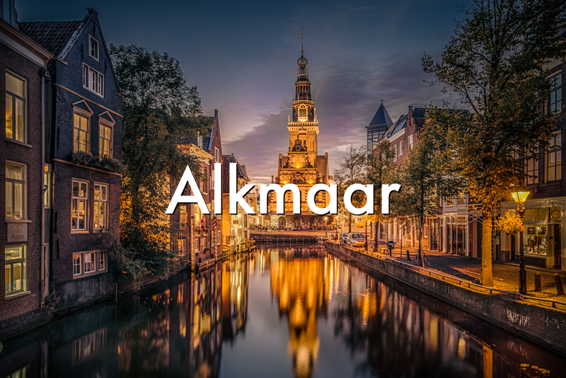 Avondfoto De Waag in Alkmaar reflectie gracht